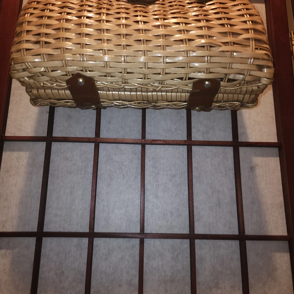 Vintage Elegant Tan Woven Handbag with Brown Accents - Picture 2 of 6
